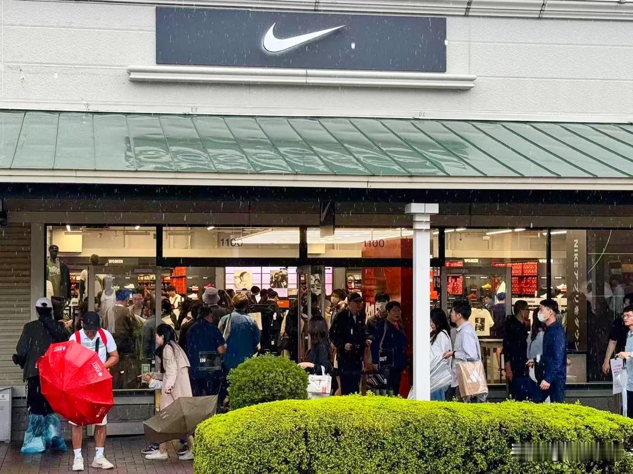 一件19.9的工厂外套，和一件3折下来89的安踏外套，你选哪个？

最近，整个电
