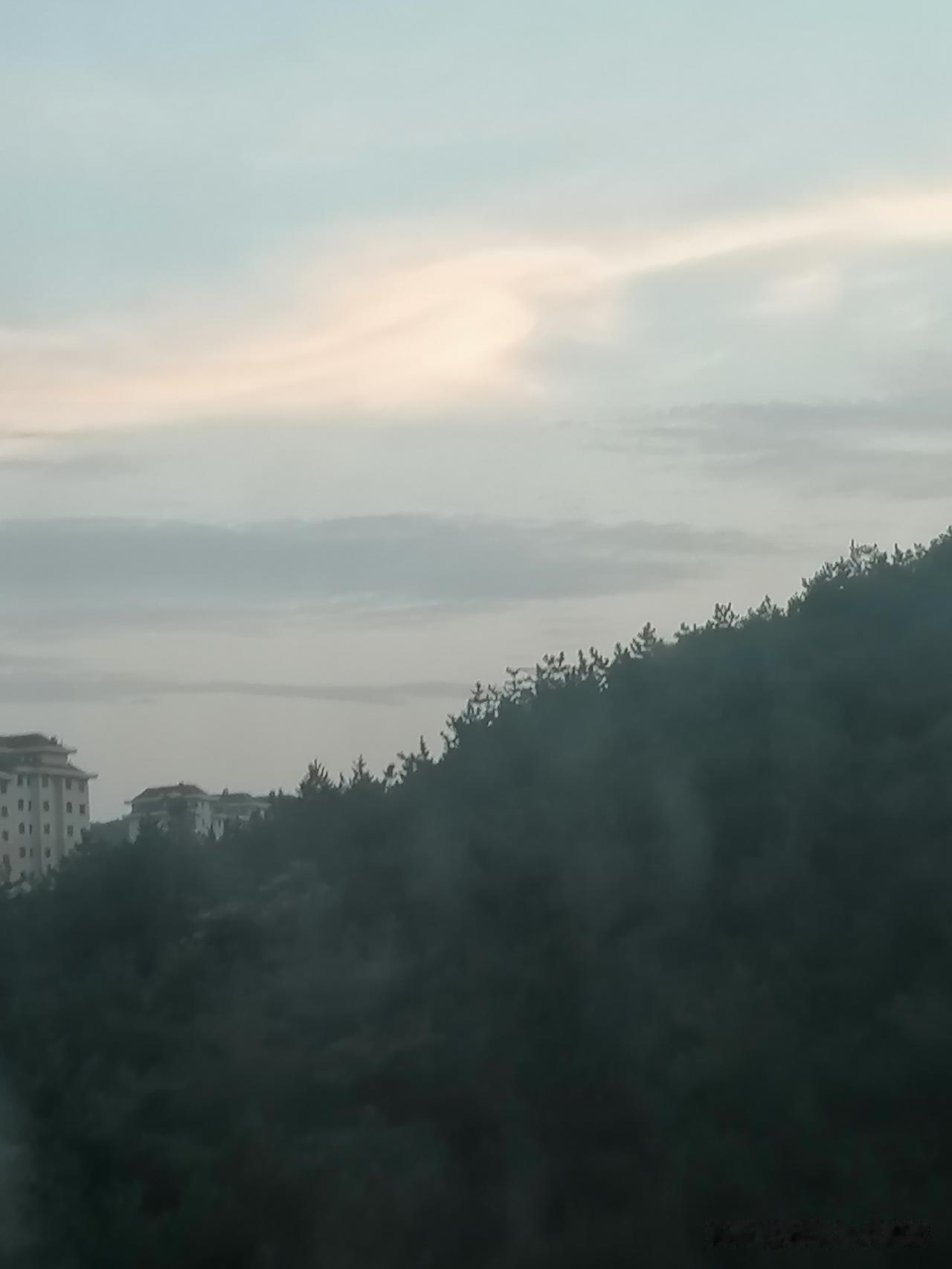 傍晚散步…看到天空出现了一道彩虹托起不够丰满的月亮，显得格外漂亮迷人！毫不犹豫的