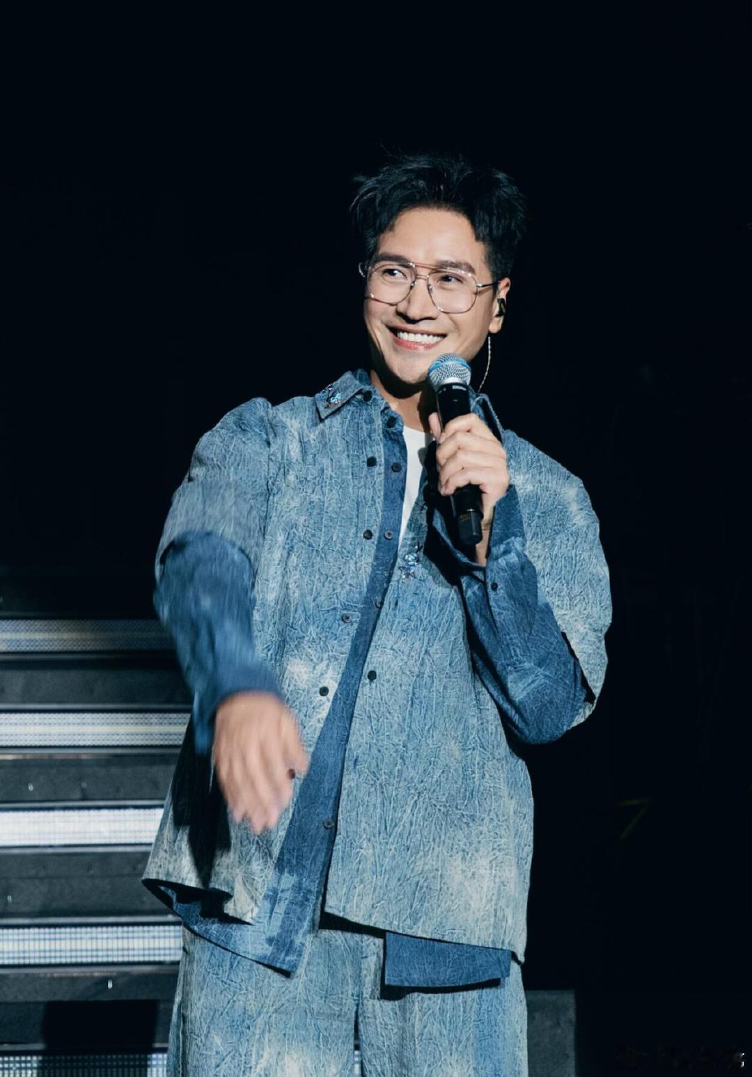 何晟铭腋下管理这一块何晟铭魔童实锤！戴蝴蝶眼罩走镜头超酷，突然记起腋下管理，手立
