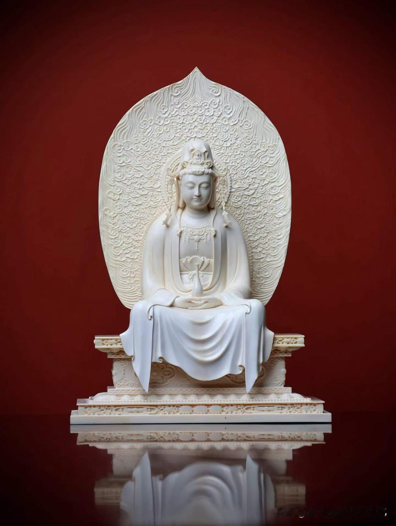 有些观音，不在“像”，在“气”。

这一尊猛犸牙圣观音，第一眼不张扬——白得温润