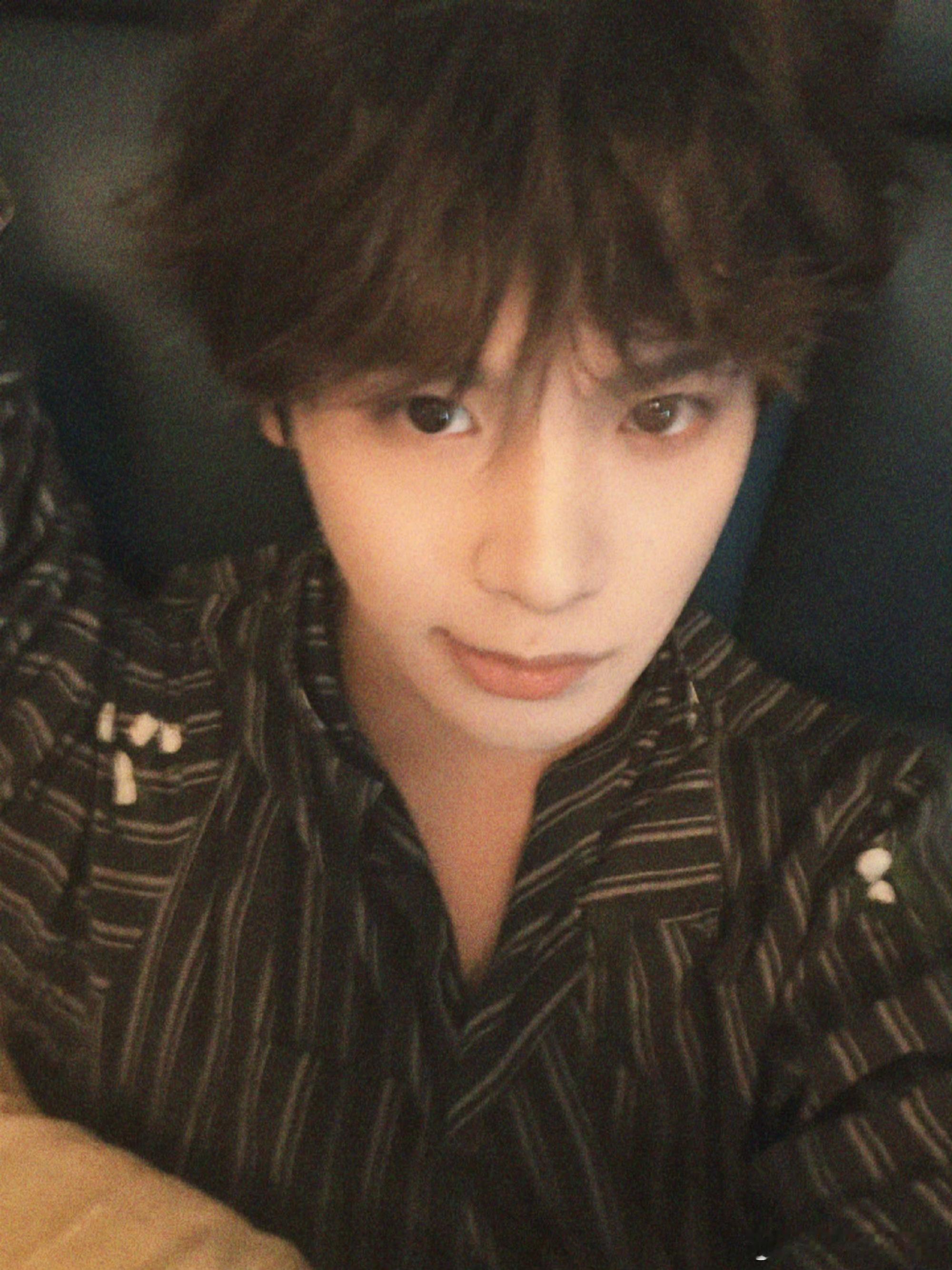 黄明昊妆发升级版自拍 黄明昊妆发升级版自拍✌🏻卷毛+睡衣look，小表情太可爱