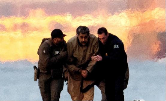 委内瑞拉总统马杜罗的美国庭审，上演了匪夷所思的一幕。
 
今年1月3号，美国直接