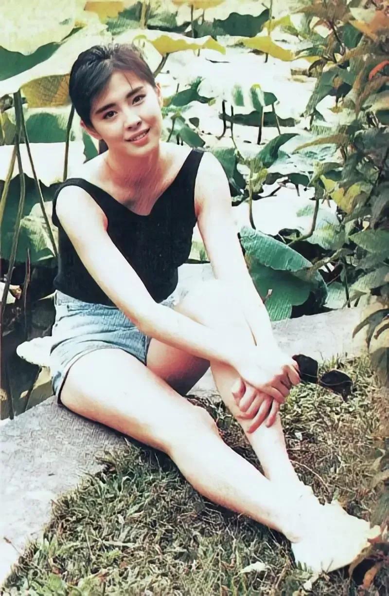 90年代，年轻时的王祖贤，那时的王祖贤真是女神，一双修长美腿吸人眼球。
年轻时的