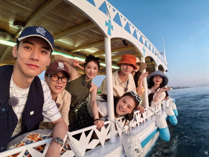 龚俊包出片的旅拍战神龚俊！花少团御用摄影师直接封神，下田能扛锄，出片能狙心，逆光