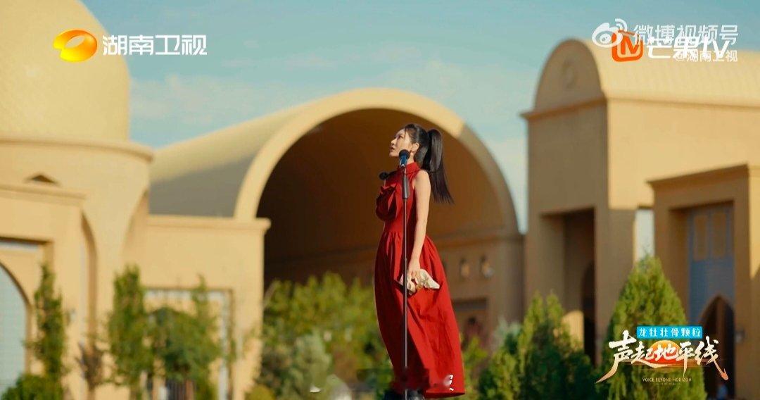 张曦匀一开口就是金戈铁马声起地平线从从容军师到勇猛战将，张曦匀用声音切换全场，唱