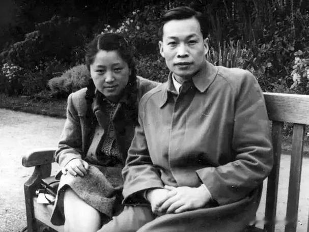1968年，物理学家钱三强下放陕西。一天，他看见一个女人弯着身子，正在打扫茅厕。