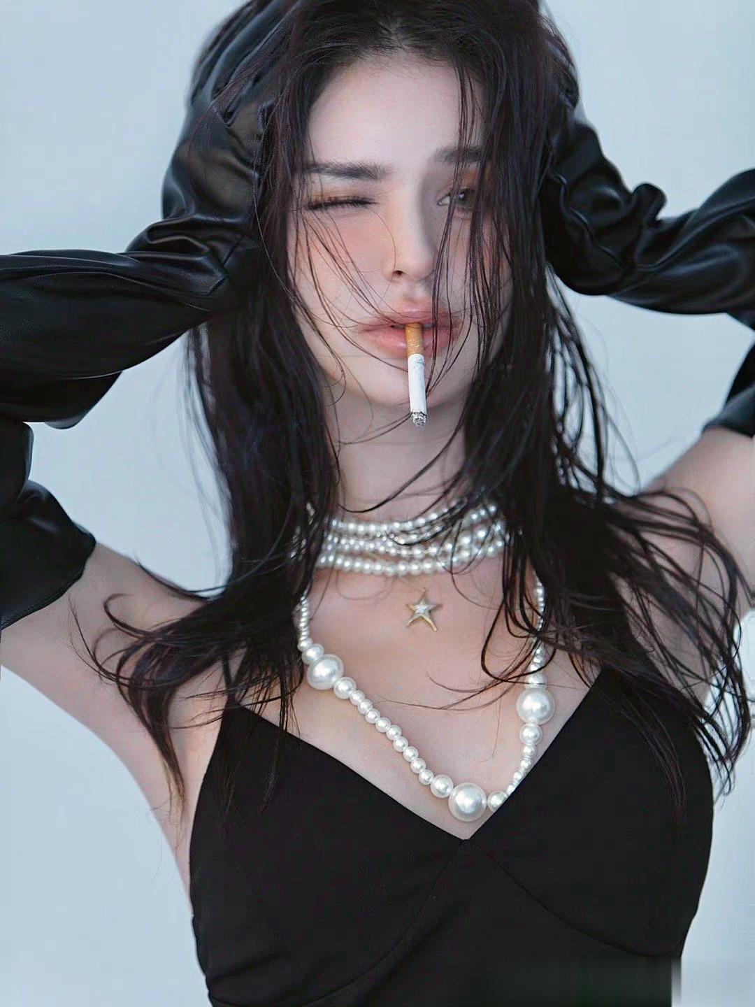 你穿黑色最美夜黑得温柔忧伤很猛烈你穿上夜色让黑色成为美黑色是庄重的典雅在路的尽头