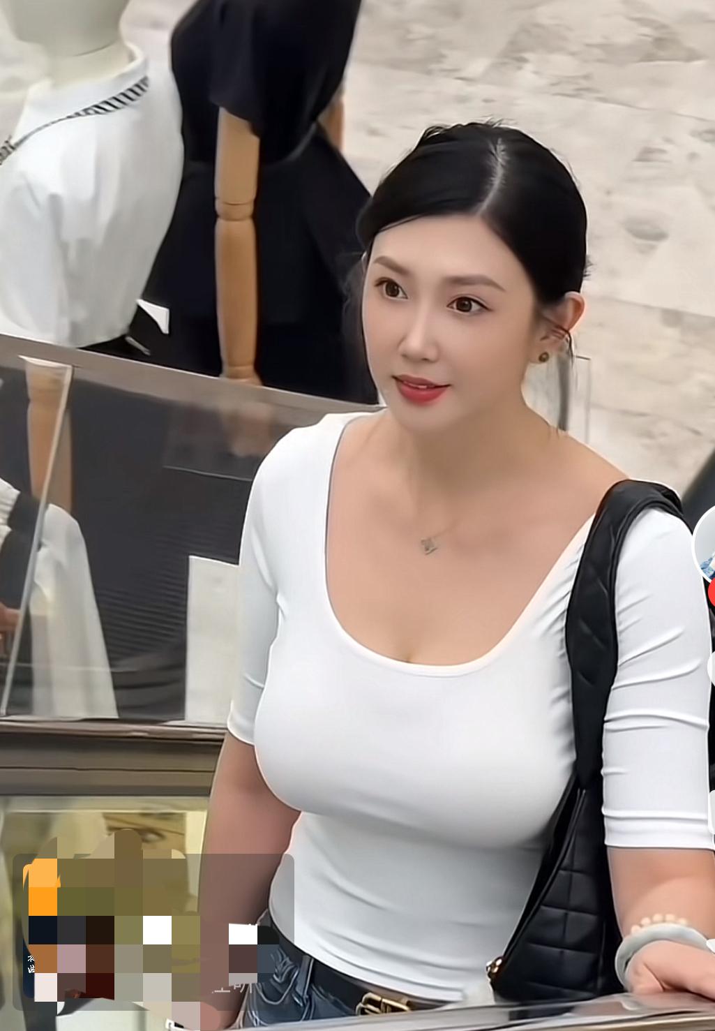 现在的民间素人长相和身材都不比很多女明星差。

就像平时在城市里生活中，我们常常
