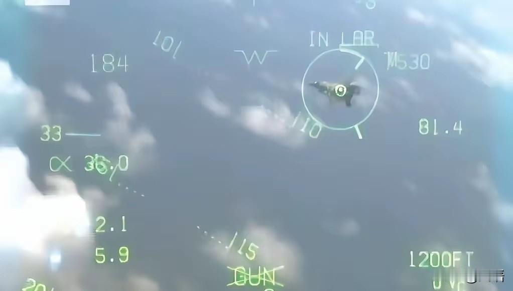 F35B被F/A-18E/F锁定，076的电磁弹射太英明。
据报道，在2025年