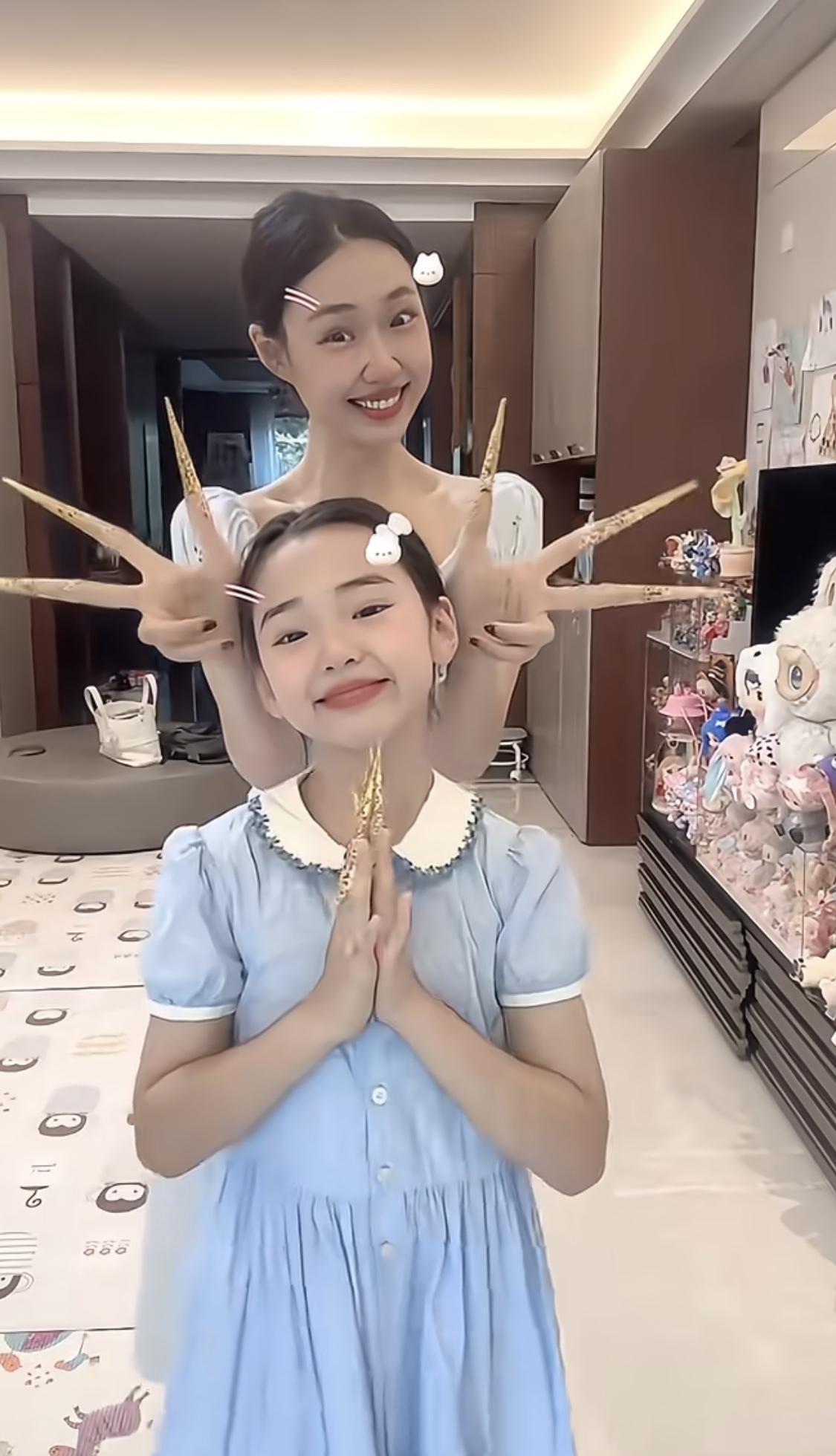 董璇女儿和管乐一直被网友说很像，一大一小同色系的裙子跳舞。真是太有灵气了。

管