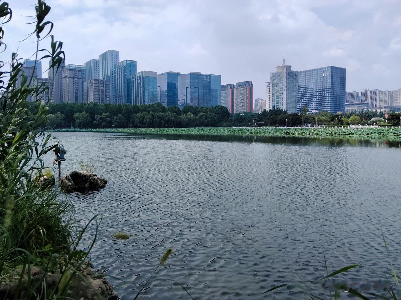 人最大的恐惧，不是死亡，是再也没有自己。
 
越长大越懂得：
 
人真正怕的，从