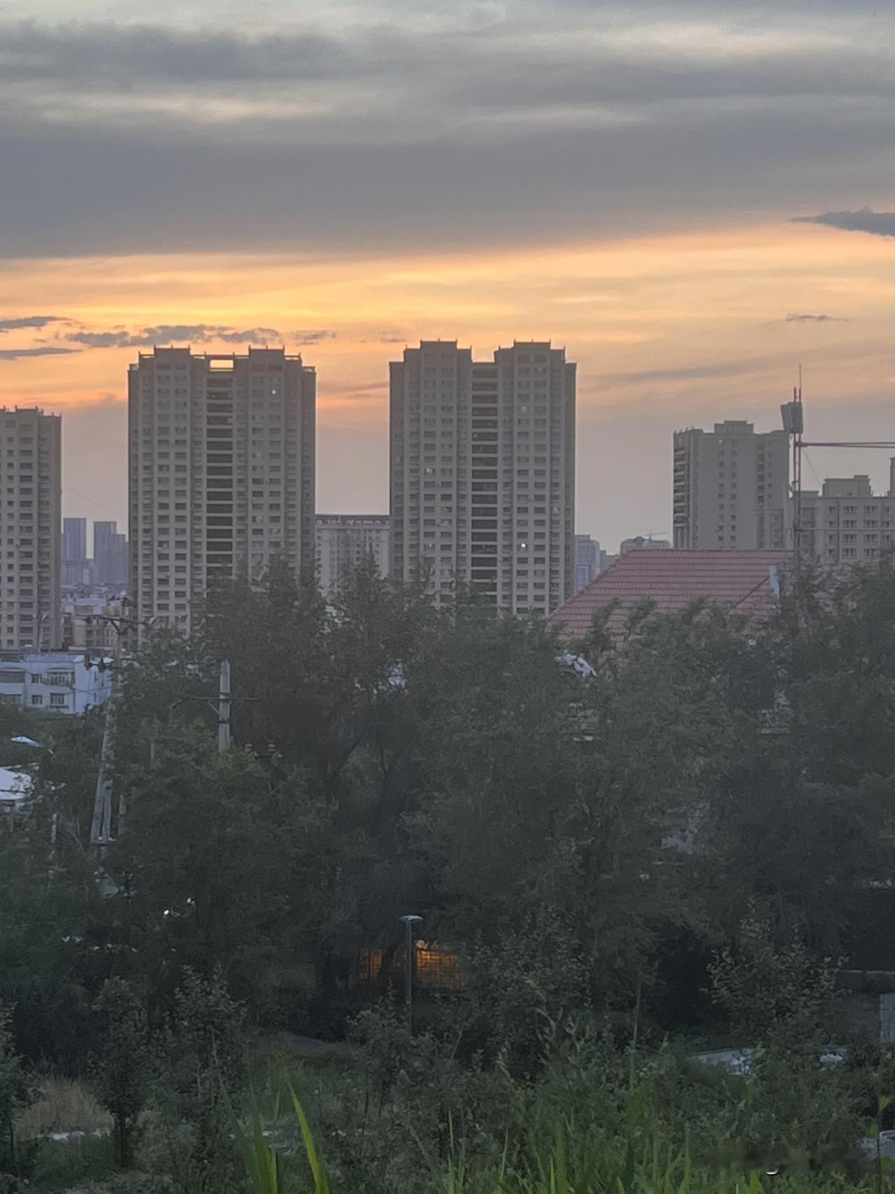学历是普通人改变命运最低的路径，有了学历，才能解决当下的温饱，但不是绝对，现在出