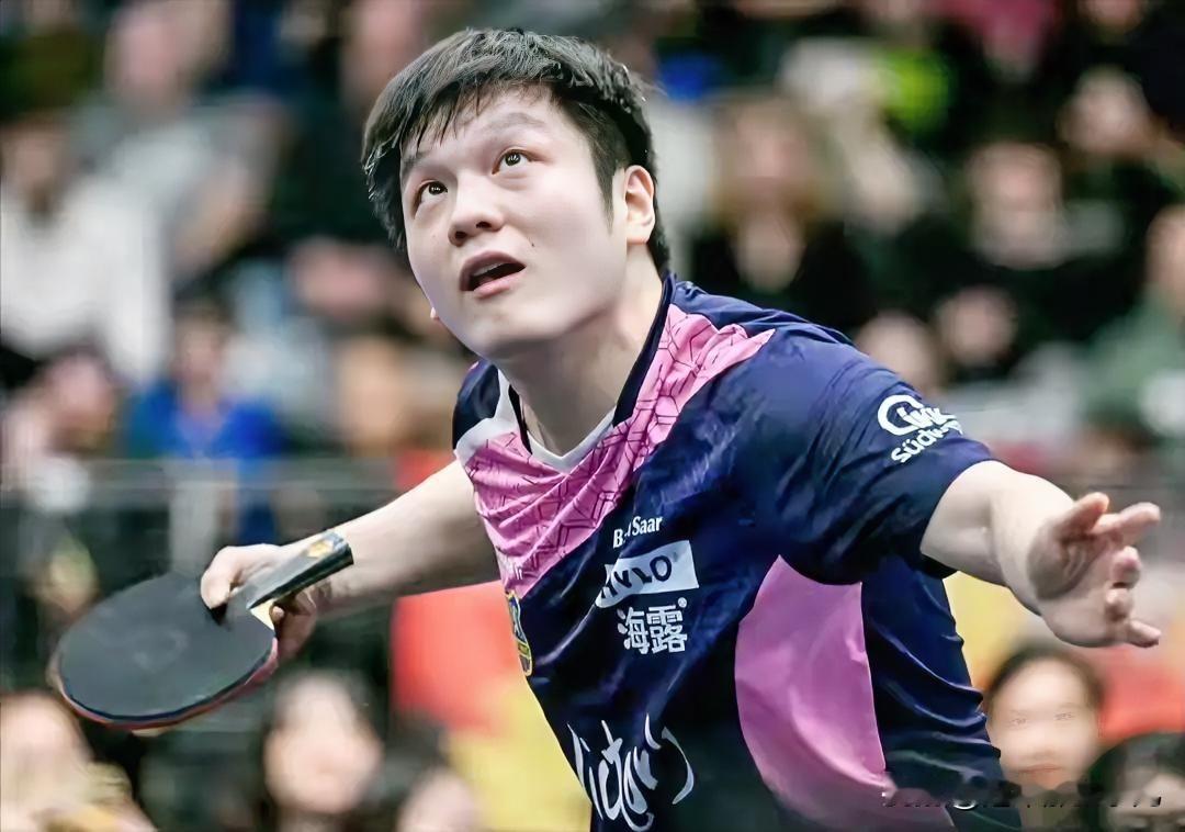 3-0横扫！樊振东欧冠半决赛尽显王者霸气。乒乓球欧冠联赛男团半决赛中，樊振东首盘