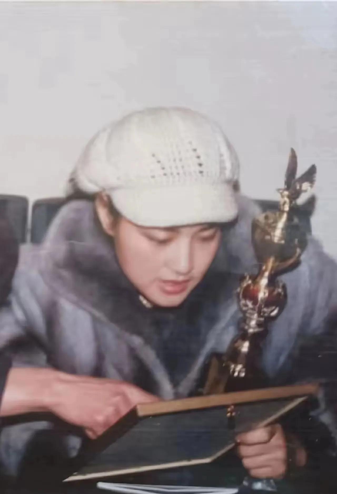 刘晓庆老师荣膺金鸡百花奖，怀抱着奖杯端详颁奖照片，我觉得这无疑是人生中最为幸福、