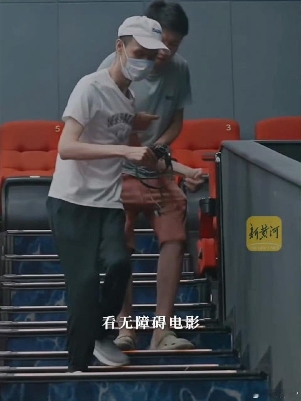 盲人为看电影凌晨4点出门 曾经，盲人观影是一个难以实现的梦想。但如今，科技正在改