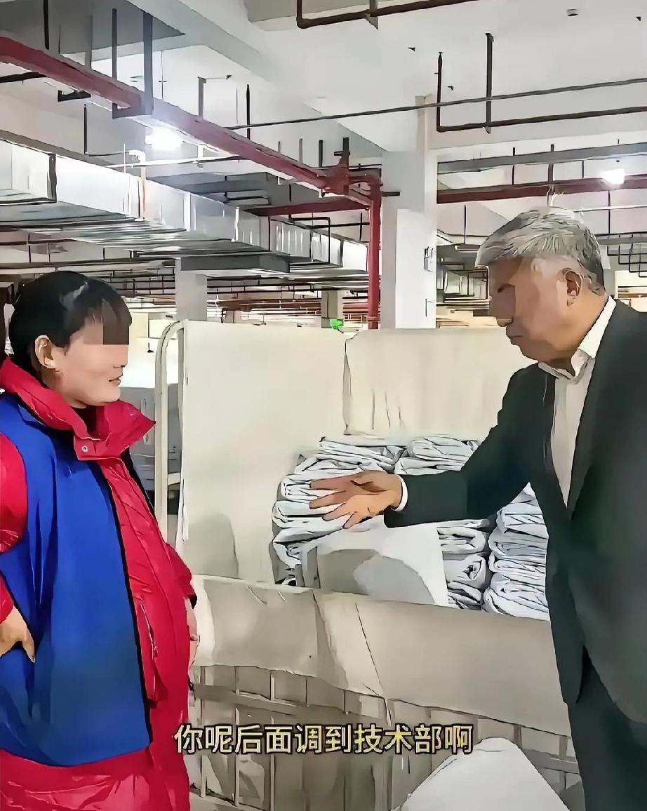 安徽宣城一家工厂，老板巡视时看见一名怀孕女工正弯腰搬货。肚子快顶到箱子了。她还在
