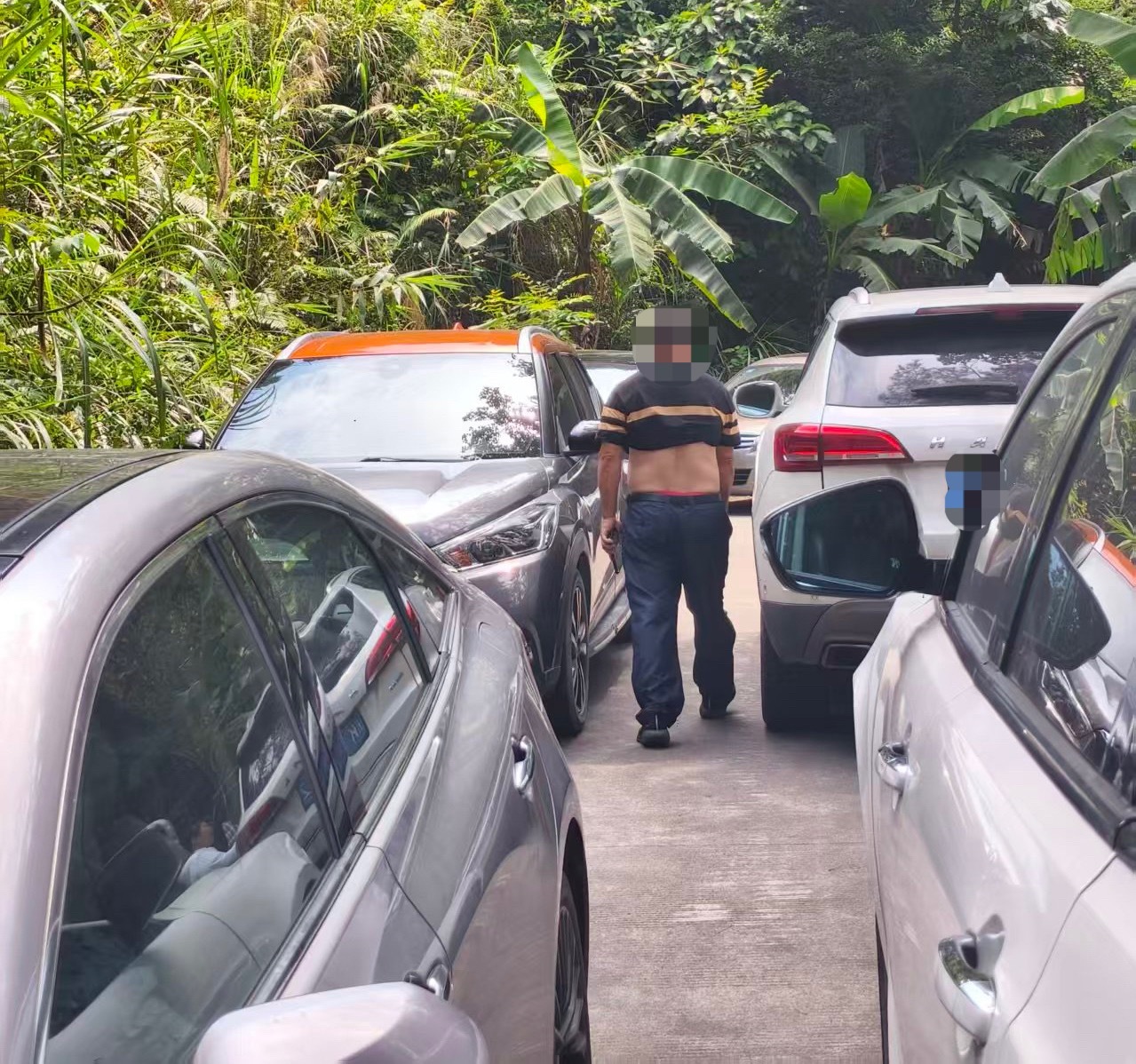 8月8日，网友反映：周末玉林某景区道路又堵车了，有没有乱停车？ 玉林