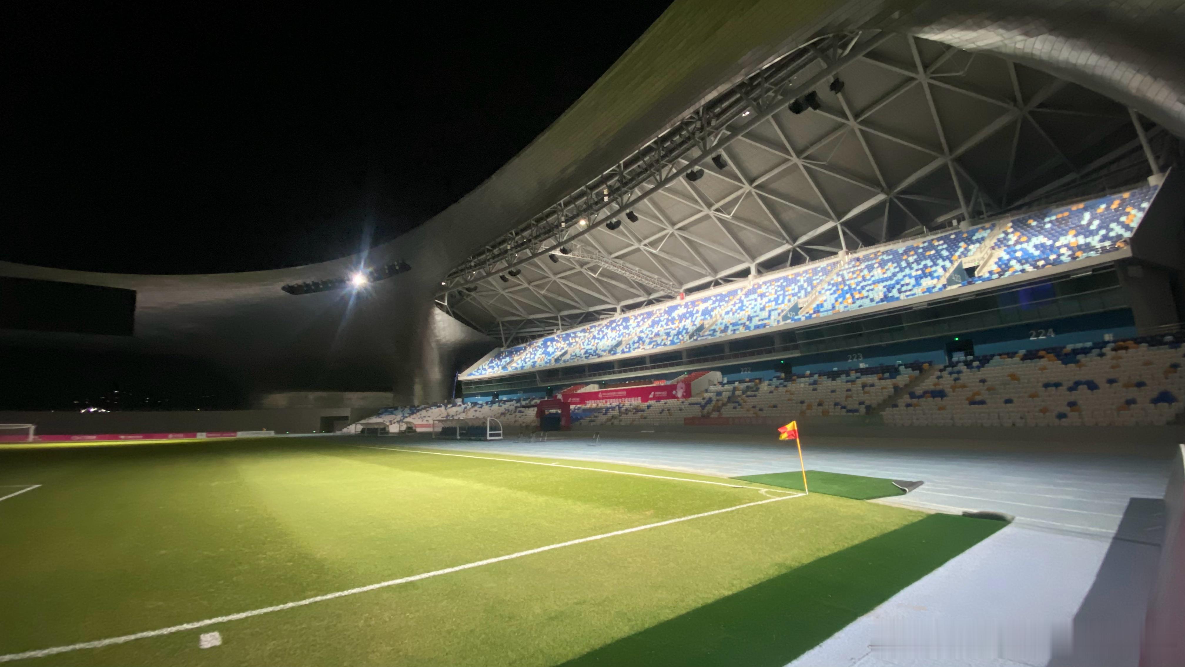 见过凌晨1点的球场吗？我是真的“Hi Young”了。 