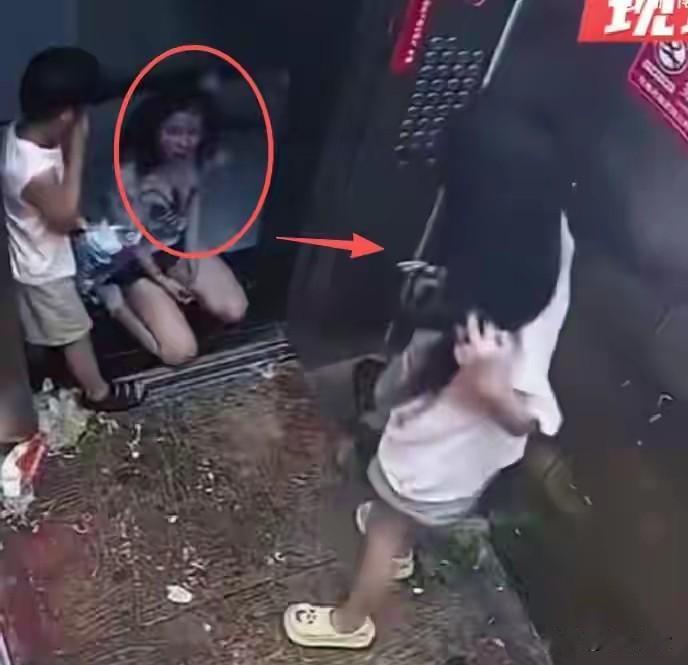 宝妈电梯大战女孩后续：正脸曝光 被扒是当地网红，儿子行为更丢人
 
狭小的居民电