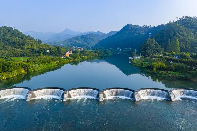 上联：山重水复疑无路；诚邀下联柳暗花明又一村