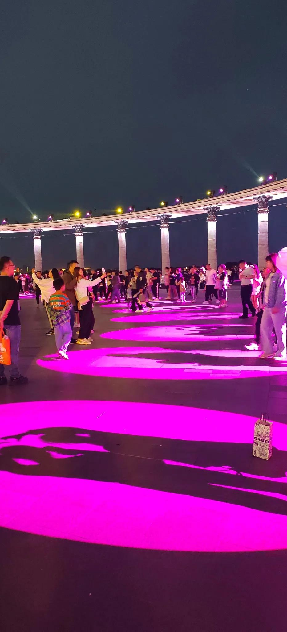 夜幕下的哈尔滨太闪耀！[鼓掌][鼓掌][鼓掌]中央大街又多了一个新玩法，不管大人