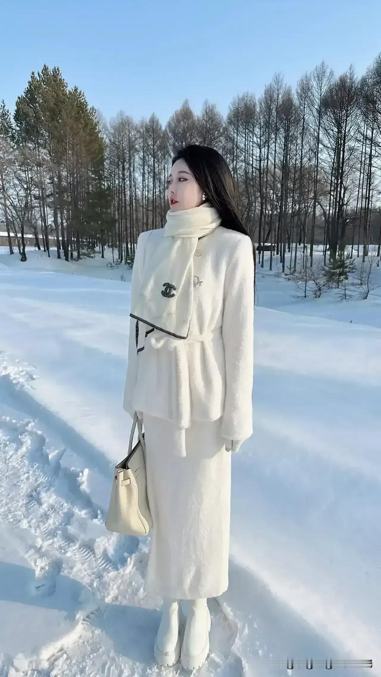 秀发红唇雅姿芳，
眼神璀璨如画亮。
温柔性感高情商，
貌美如花世无双。
容颜清秀