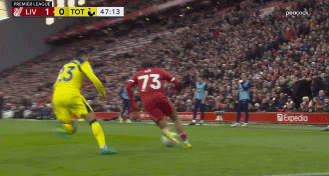 下半场比赛开始波罗就被恩古莫哈戏耍，回防的索萨与后者在禁区内有身体接触，恩古莫哈