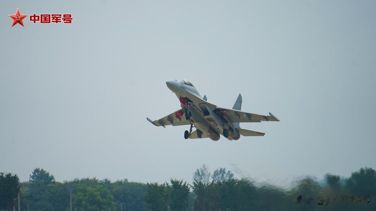 近日，东部战区空军航空兵某部组织飞行训练，旨在不断提高飞行员技战术水平，夯实部队