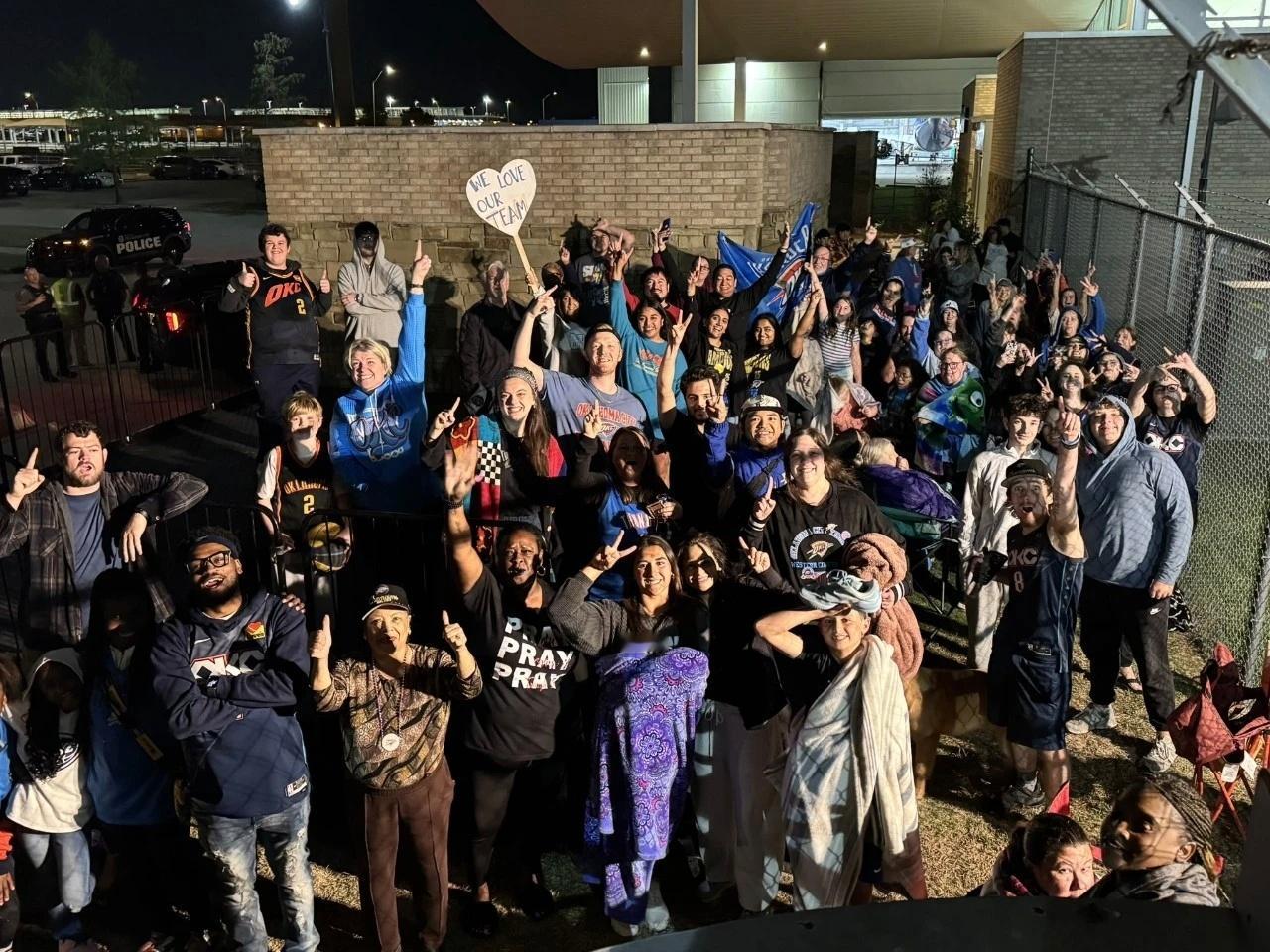 现场接机的球迷们合影~雷霆连续三个赛季西部第一掘金战胜雷霆雷霆