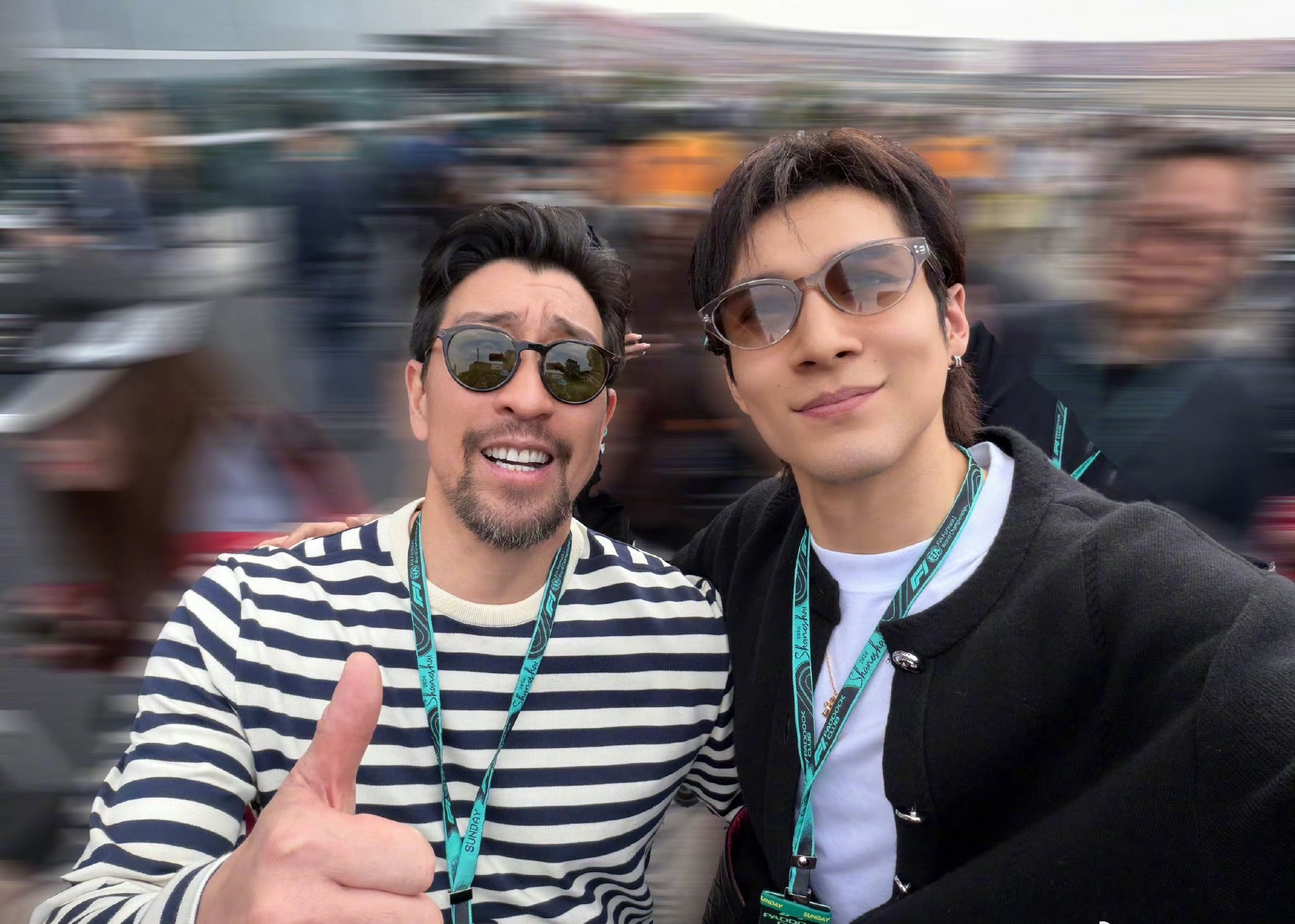 老祖来了通通闪开，我站在你站过的位置，跟你合影过的人合影，鱼粥过年了🧨黄景瑜 