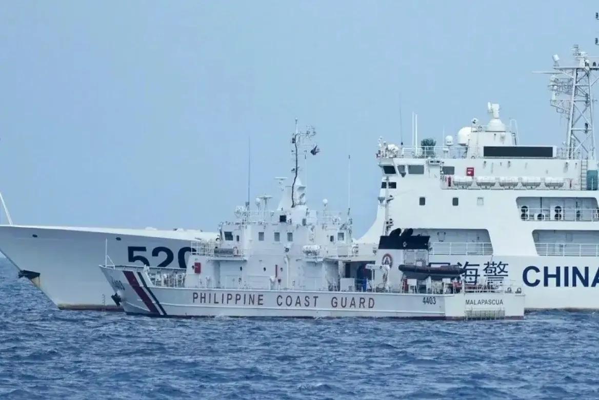 中国和菲律宾海警船在仁爱礁附近对峙，可以看到菲律宾的海警船和中国海警船吨位相差巨