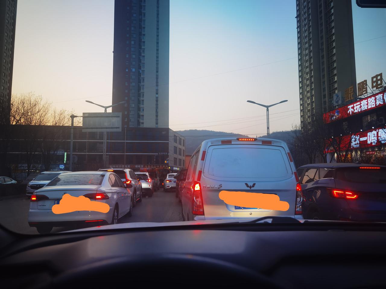 一个十字路口，堵车堵了几十分钟了！
我觉得堵车原因有四:
第一，红绿灯只是摆设。