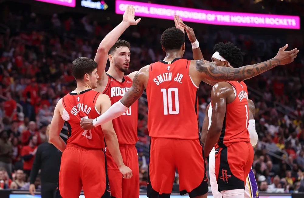NBA季后赛首轮G4，火箭今日主场115-96大胜湖人，系列赛大比分1-3落后。