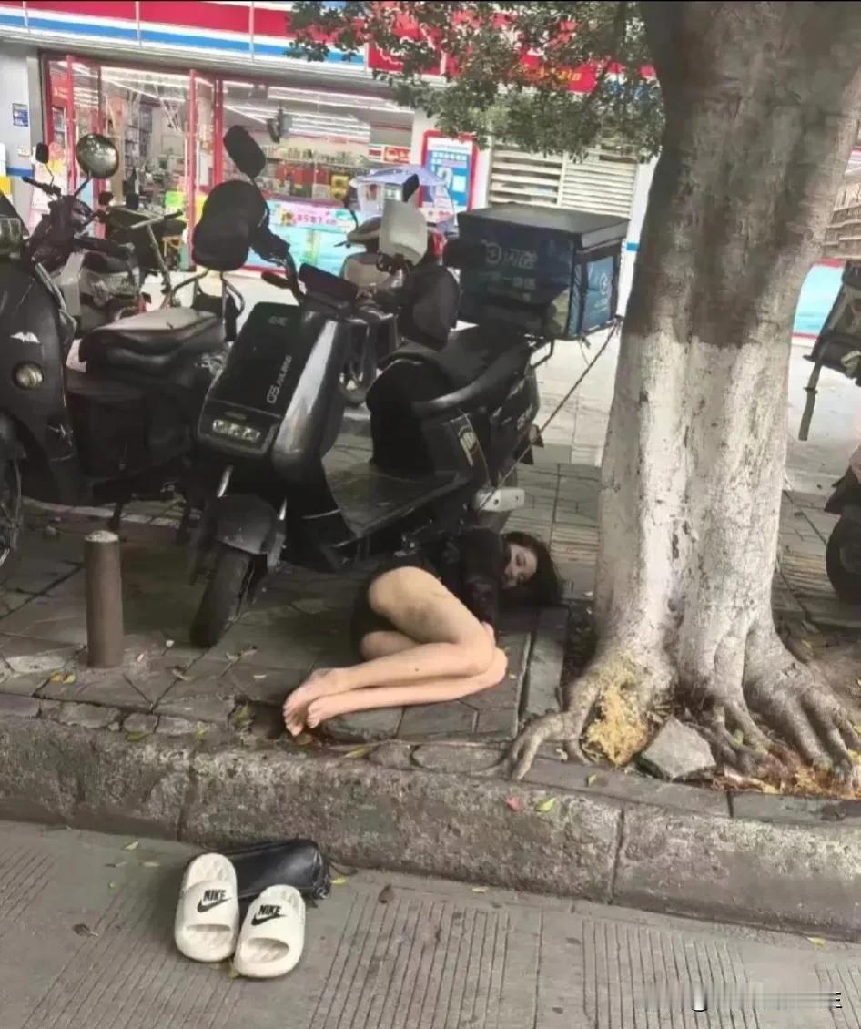 #性感女神大讨论#这么漂亮性感的美女，怎么就沦落到睡大街呢？[笑哭]