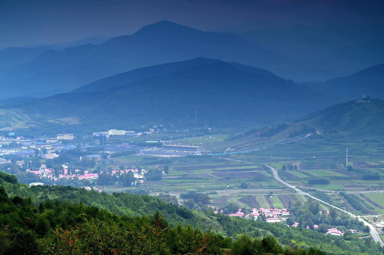 《远眺和政法台山》
       晨曦中的法台山，隐匿在暮色笼罩的大地之上。青峰