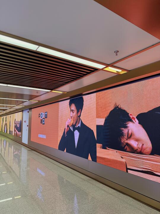 在南京。。。地铁通道铺满了李昀锐！！太帅了
