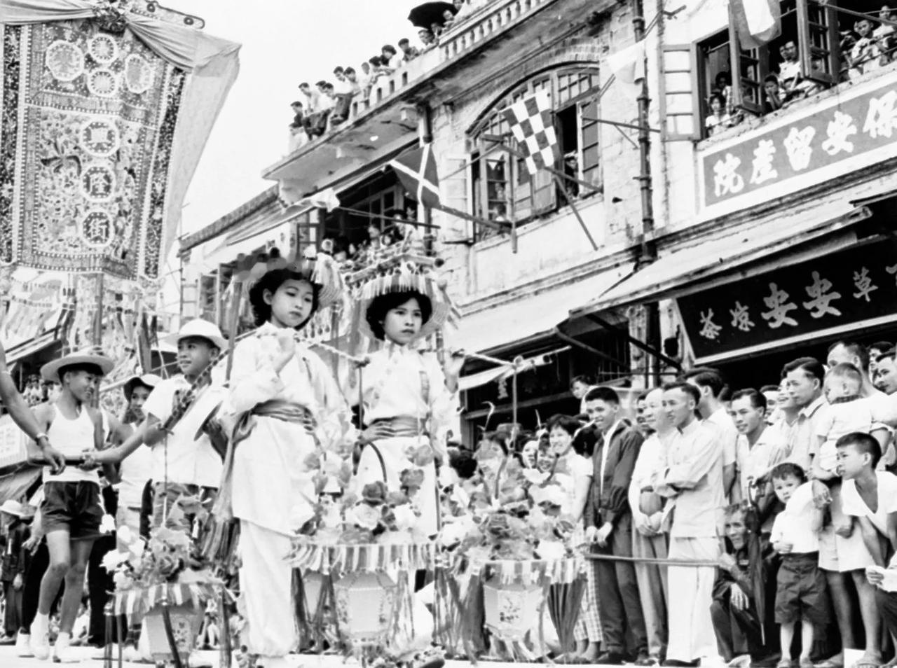 长洲太平清醮，香港，1961年摄。 ​​​