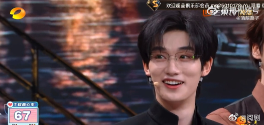 张凌赫规定丁程鑫只能用李飞回答 观看这段综艺片段收获满满欢乐，张凌赫制定趣味答题