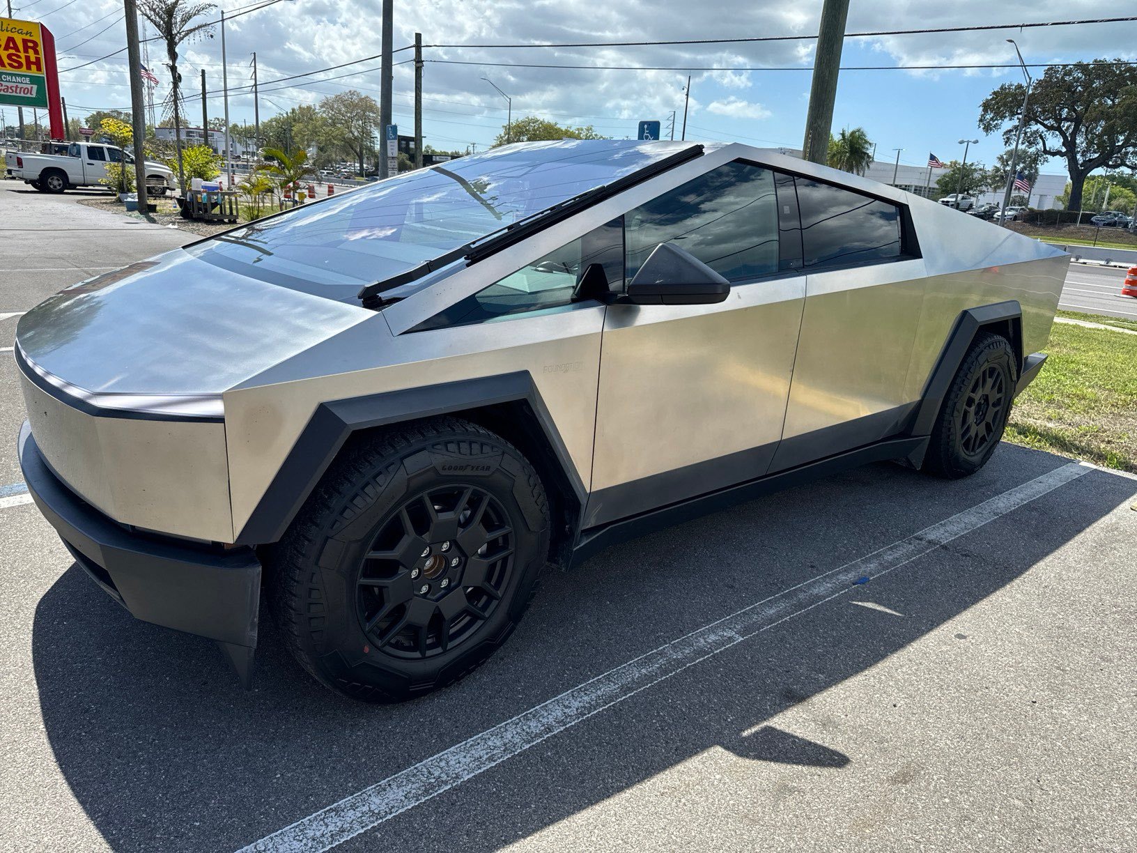 2月21日，马斯克对他关于59990元Cybertruck仅限10天的声明给出了