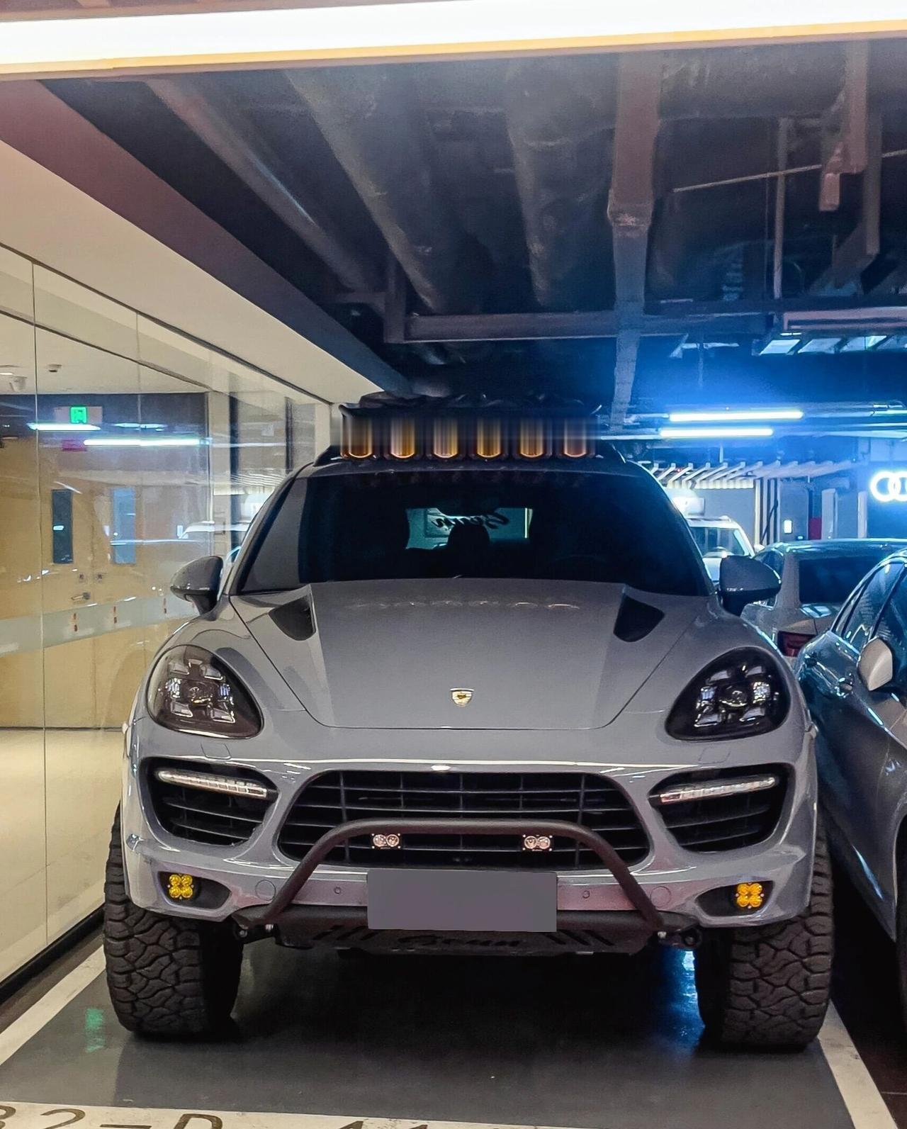 谁说卡宴颜值平平？这台改装款直接刷新认知！今天吃饭，地库里看到一台硬派风格的卡宴