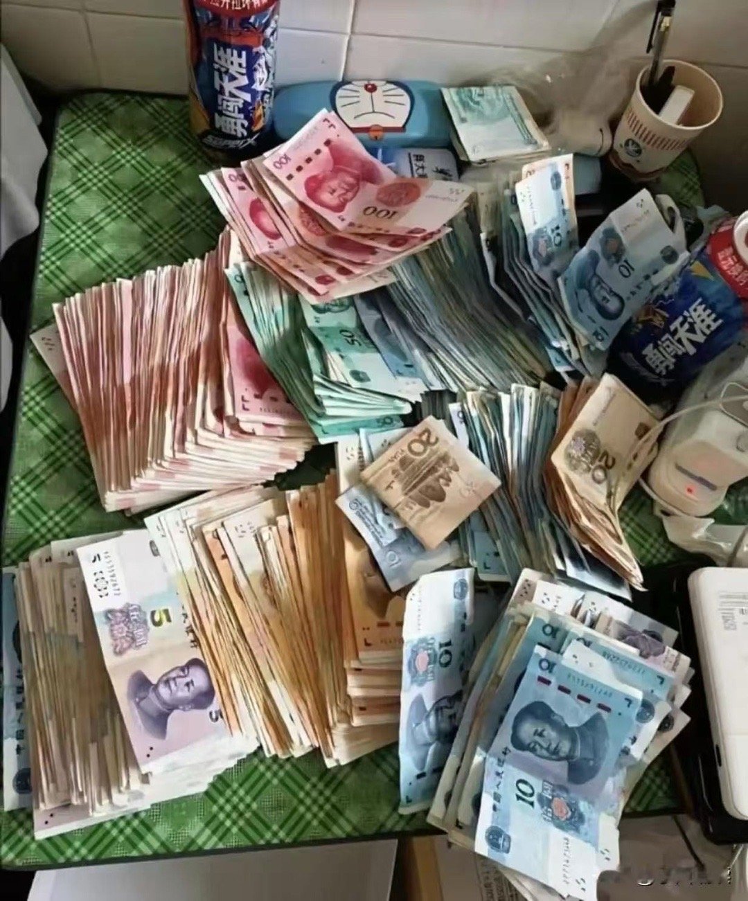 摆地摊一年居然赚得这么多 你们觉得还可以吗 