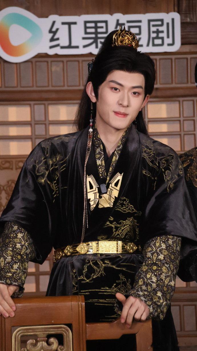 陈添祥你到底穿了多少条秋裤 好奇值拉满！陈添祥舞蹈直拍中，腰腹凸起盖过舞步，手忙