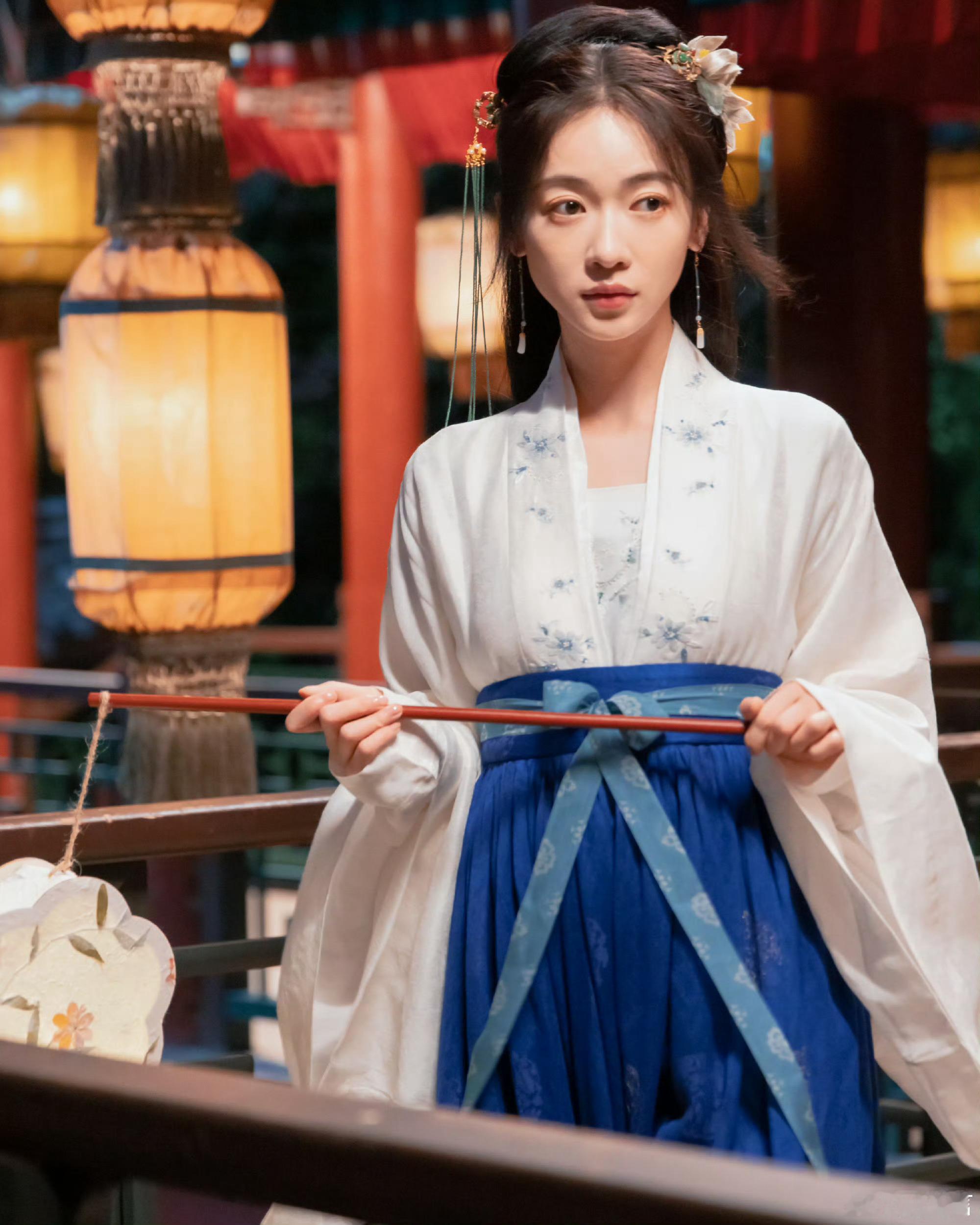 #吴谨言提灯回眸# 如诗如画的古风古韵吴谨言让人一秒代入角色人生故事！《墨雨云间