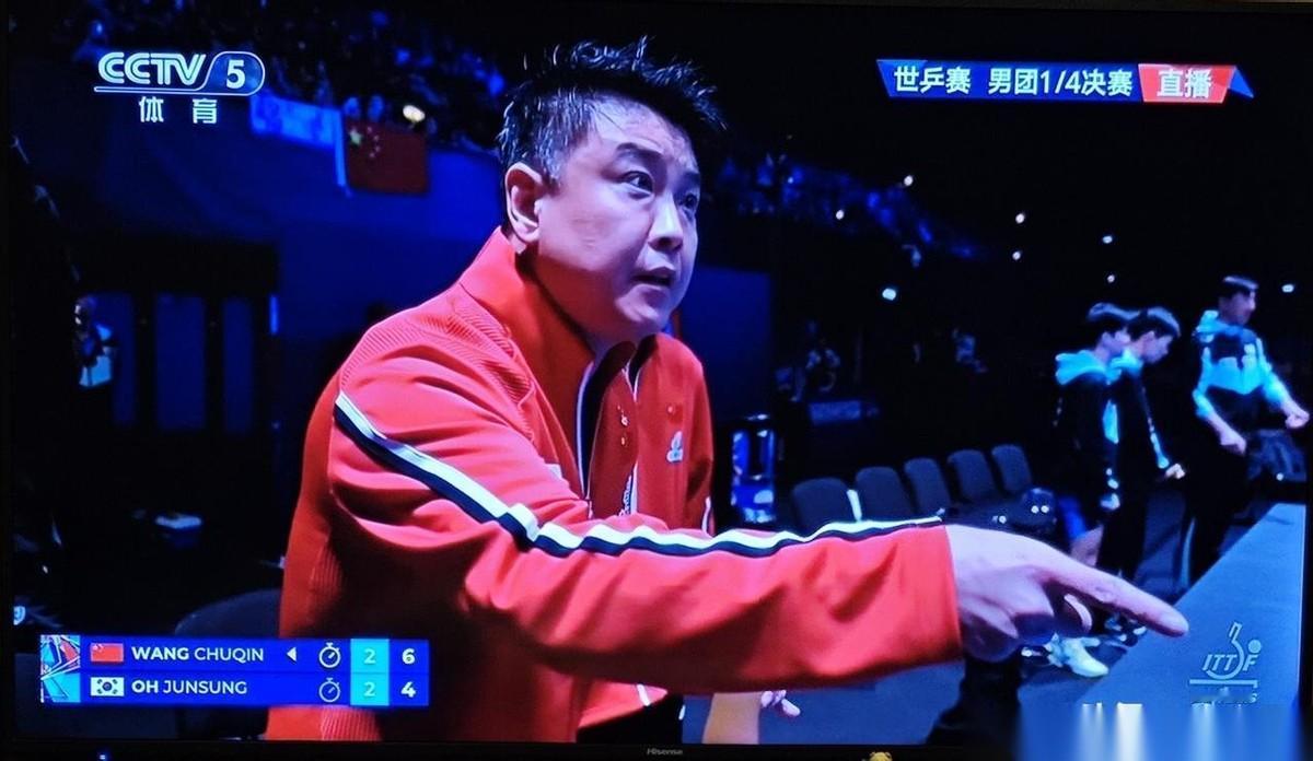 世乒赛中国队对战韩国队的比赛中，主教练王皓真的表现出一个“老父亲”的特质。现场明