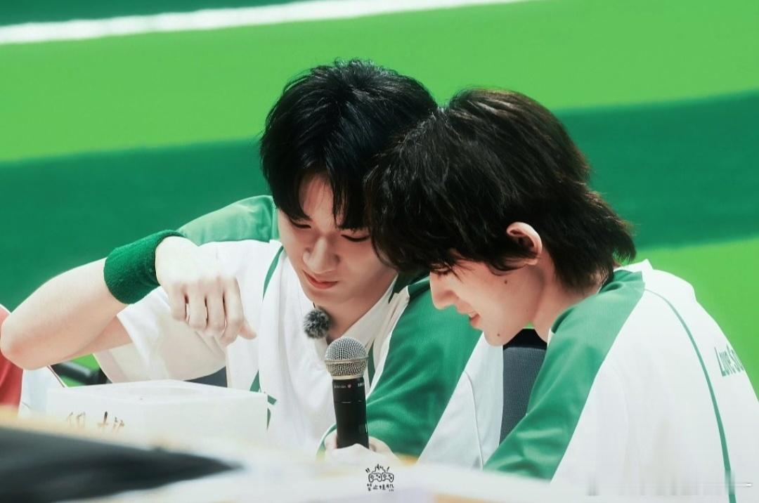 文轩 🐺🐟文轩世界第一初恋 “火舞在哪里啊”烟花升停在星夜-宋亚轩刘耀文[音