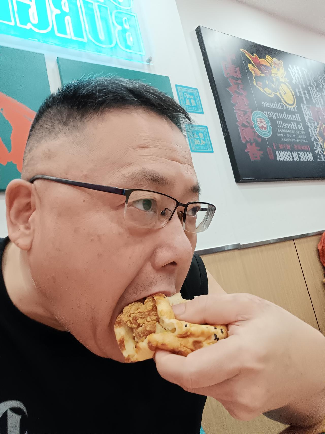 10月1号下午六时许，去隔壁小区理发店剪了一个头，心情美滋滋的。

剪头前在玩手