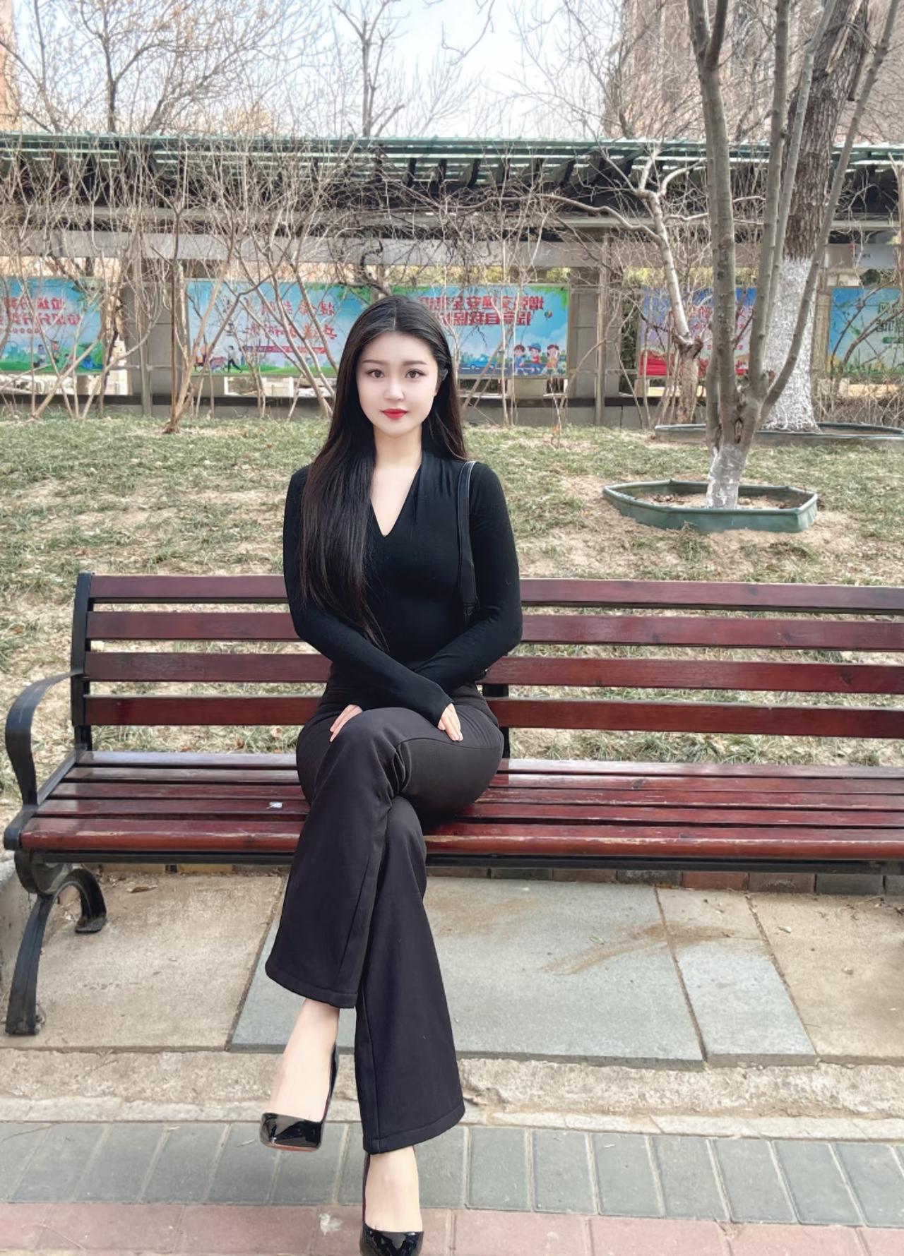 『半窗月痕·临江仙·晴园倩影』
 
暖日斜铺园径软，松枝轻拂晴光。枯苔浅草覆寒塘