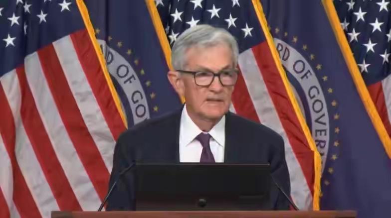 4月15日，《华尔街日报》报道，特朗普与美联储主席鲍威尔的争端再度升温，“美联储