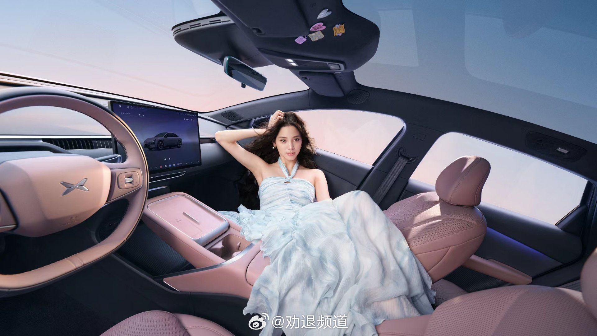 欧阳娜娜又和2026款小鹏MONA M03同框了，新的罗兰紫配色怎么样？听说何小