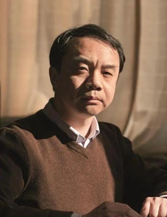 “一定要建，不建中国将落后30年！”2016年，杨振宁曾顶着骂名，极力反对花20